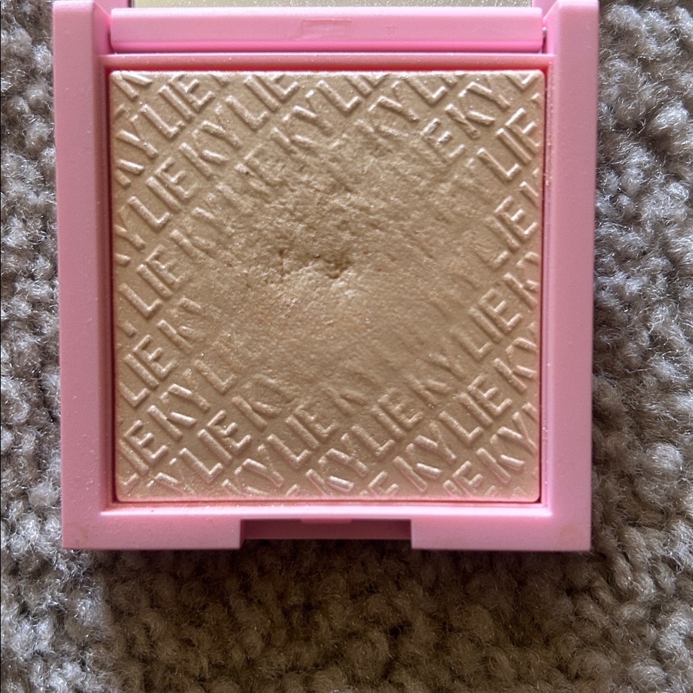 Kylie Kylighter pressed illuminating powder in shade Ice Me Out - Picture 3 of 3